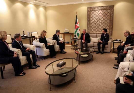 1月7日，約旦國王阿卜杜拉二世（中右）在安曼會見到訪的美國國務卿布林肯（中左）。新華社發(fā)（約旦王宮供圖）