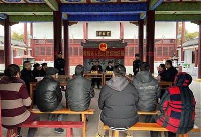  圖③：庭審在謝氏祠堂內(nèi)進(jìn)行。