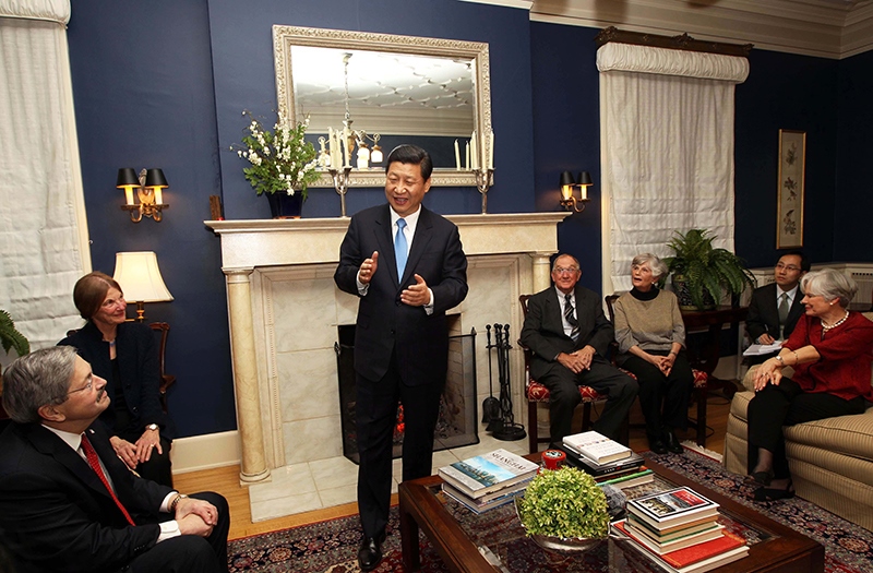 習(xí)近平2012年訪美時(shí)與老朋友敘舊場(chǎng)景。