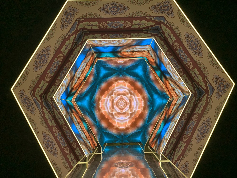 中國國家博物館“華彩萬象——石窟藝術(shù)沉浸體驗(yàn)”現(xiàn)場。人民網(wǎng)記者 韋衍行攝