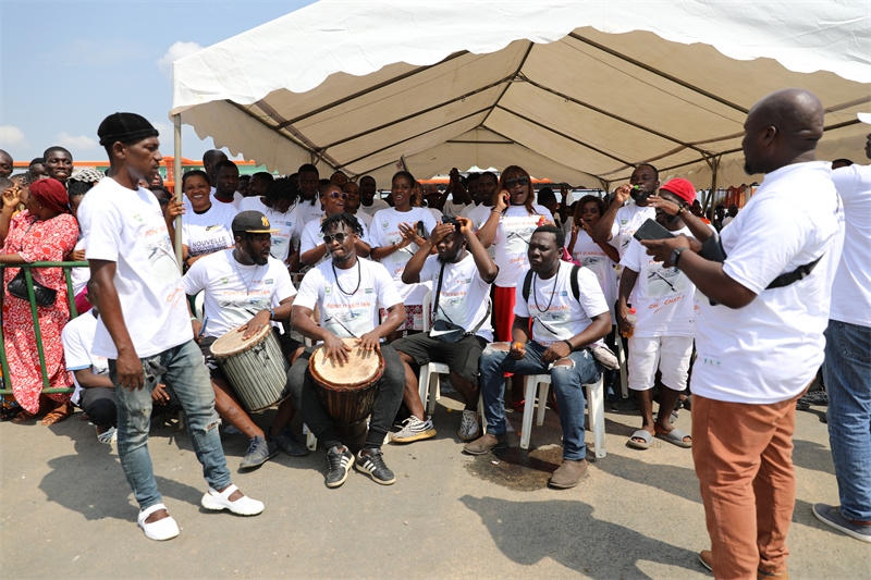 當?shù)孛癖姂c祝通車。中建國際中西非公司供圖。