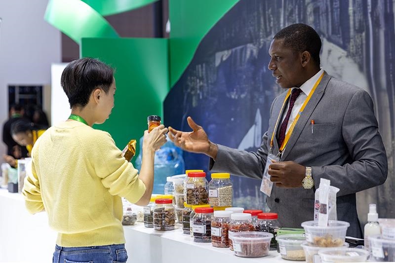△2023年11月7日，在進(jìn)博會(huì)國(guó)家館尼日利亞館，展商介紹尼日利亞產(chǎn)品。