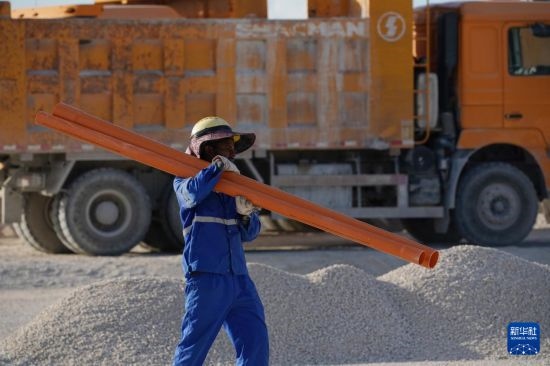 1月18日，工作人員在瑙魯艾沃港碼頭升級改造項(xiàng)目工地工作。新華社記者 王申 攝