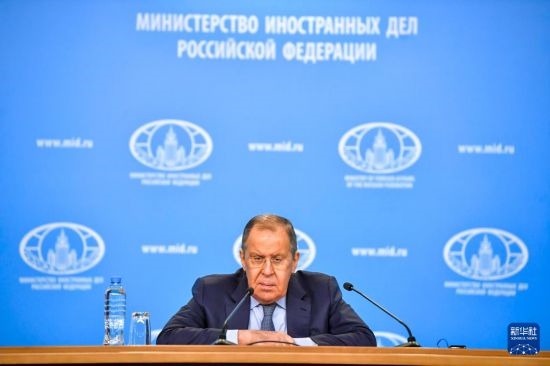 1月18日，在俄羅斯首都莫斯科，俄羅斯外長(zhǎng)拉夫羅夫回答記者提問(wèn)。新華社發(fā)（亞歷山大攝）