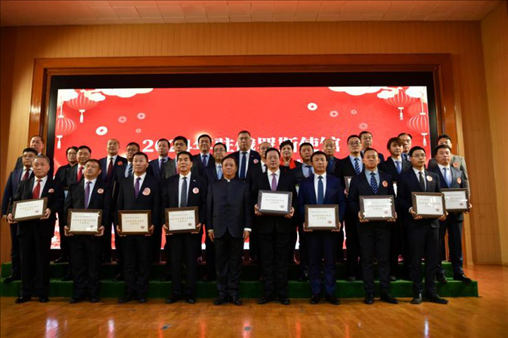 張漢暉為獲獎單位和個人頒發(fā)獎狀。駐俄羅斯使館供圖