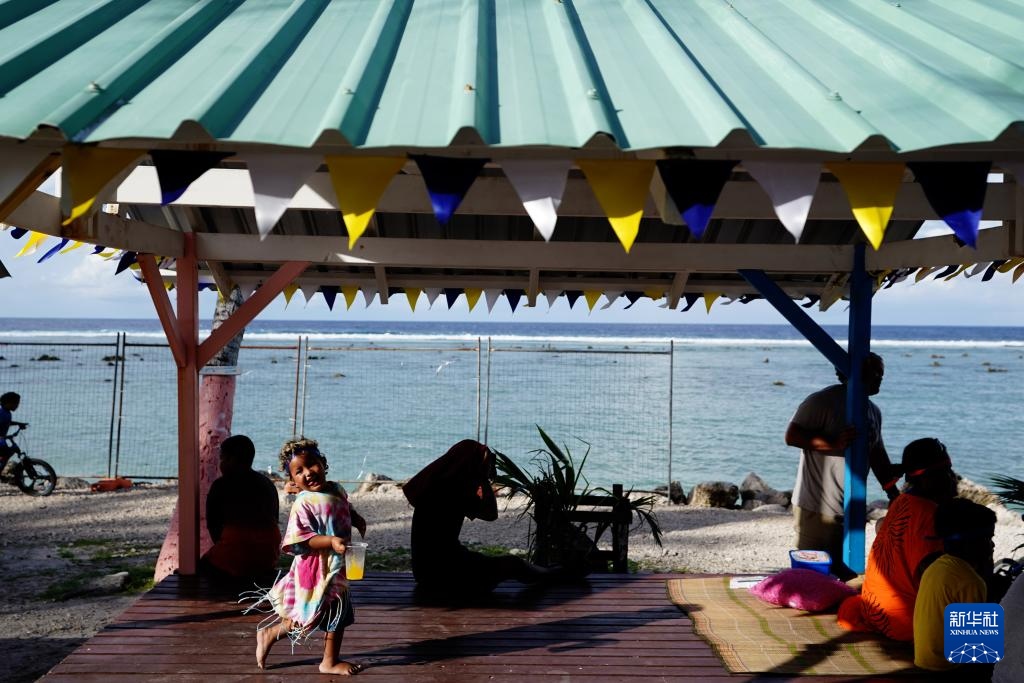 1月20日，當(dāng)?shù)厝嗽阼斠惶幒┬蓍e娛樂。新華社記者 王申 攝