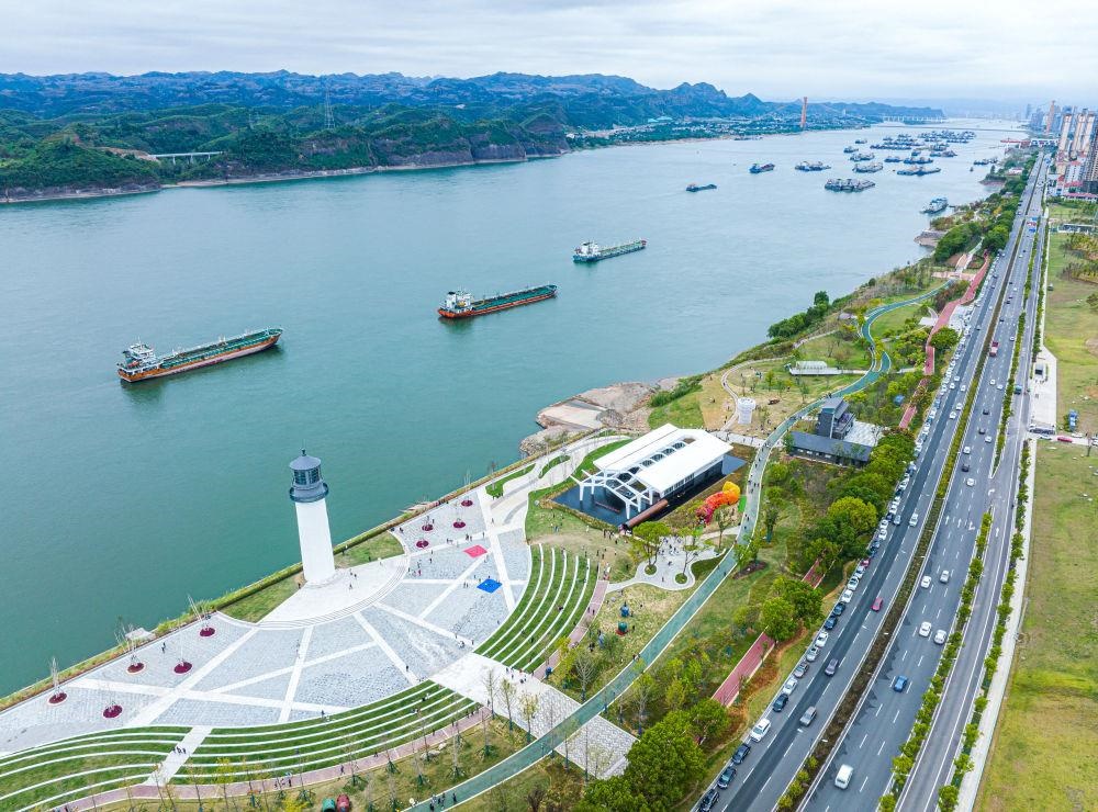 △湖北宜昌市濱江公園燈塔廣場(chǎng)。該廣場(chǎng)是在實(shí)施岸線(xiàn)復(fù)綠等綜合措施后，由老舊碼頭改造而成。