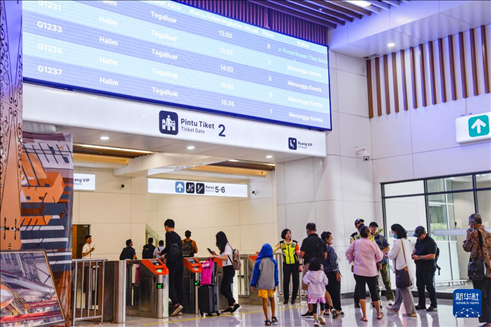 1月24日，在印度尼西亞雅加達(dá)哈利姆站候車大廳，乘客刷票前往站臺。新華社記者 徐欽 攝