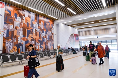 1月24日，在印度尼西亞雅加達(dá)哈利姆站，乘客在候車大廳內(nèi)行走。新華社記者 徐欽 攝