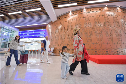 1月24日，在印度尼西亞雅加達(dá)哈利姆站，乘客在候車大廳內(nèi)行走。新華社記者 徐欽 攝