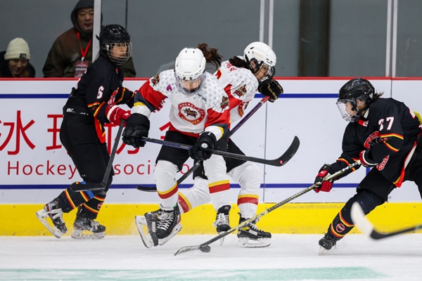 雙方球員爭(zhēng)搶。中國(guó)冰球協(xié)會(huì)供圖