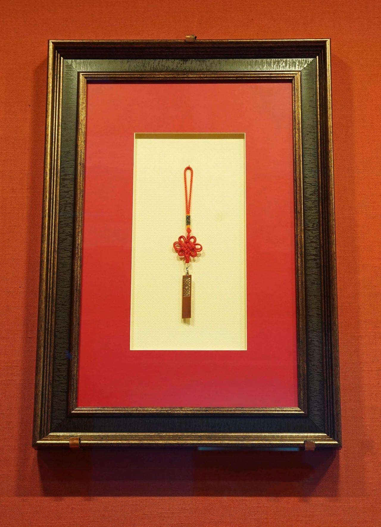 2017年5月，時(shí)任肯尼亞總統(tǒng)烏胡魯·肯雅塔贈(zèng)送習(xí)近平主席的蒙內(nèi)鐵路紀(jì)念U盤。