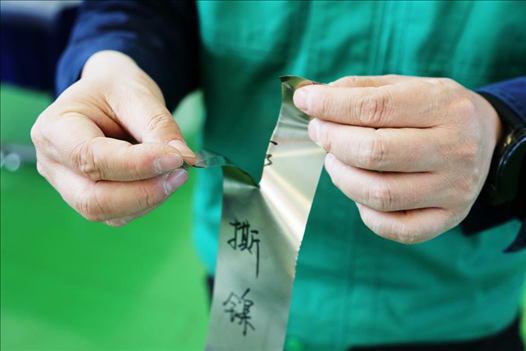 0.05毫米“手撕鎳”。 李羊攝