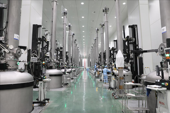 曲靖經(jīng)開區(qū)晶澳太陽能生產(chǎn)車間場景。 葉倬瑋攝