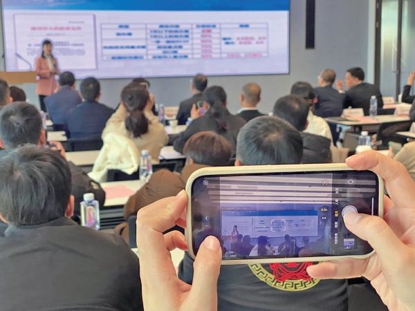 1月2日，“百團(tuán)千企出海拓市場(chǎng)增訂單”行動(dòng)啟動(dòng)。蔣文廣 攝