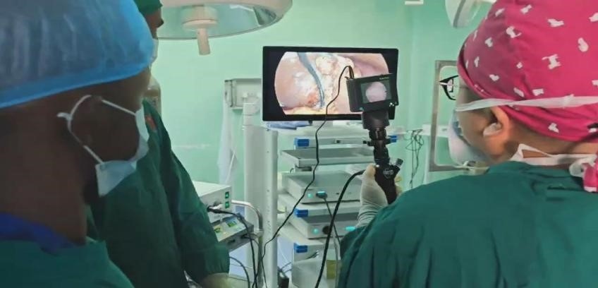 吳巍醫(yī)生（右一）在開展雙鏡聯(lián)合手術(shù)。中國援桑醫(yī)療隊(duì)供圖