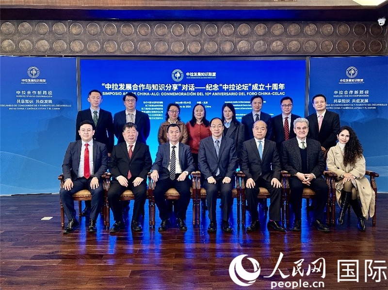 與會(huì)嘉賓合影留念。人民網(wǎng)記者 周雨攝