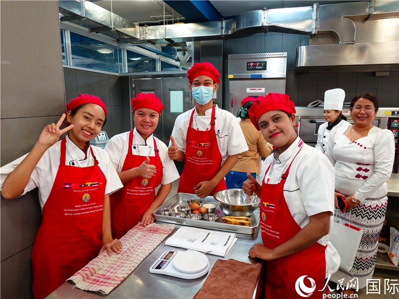 學(xué)員進(jìn)行實(shí)操練習(xí)。人民網(wǎng)記者 謝佳君攝