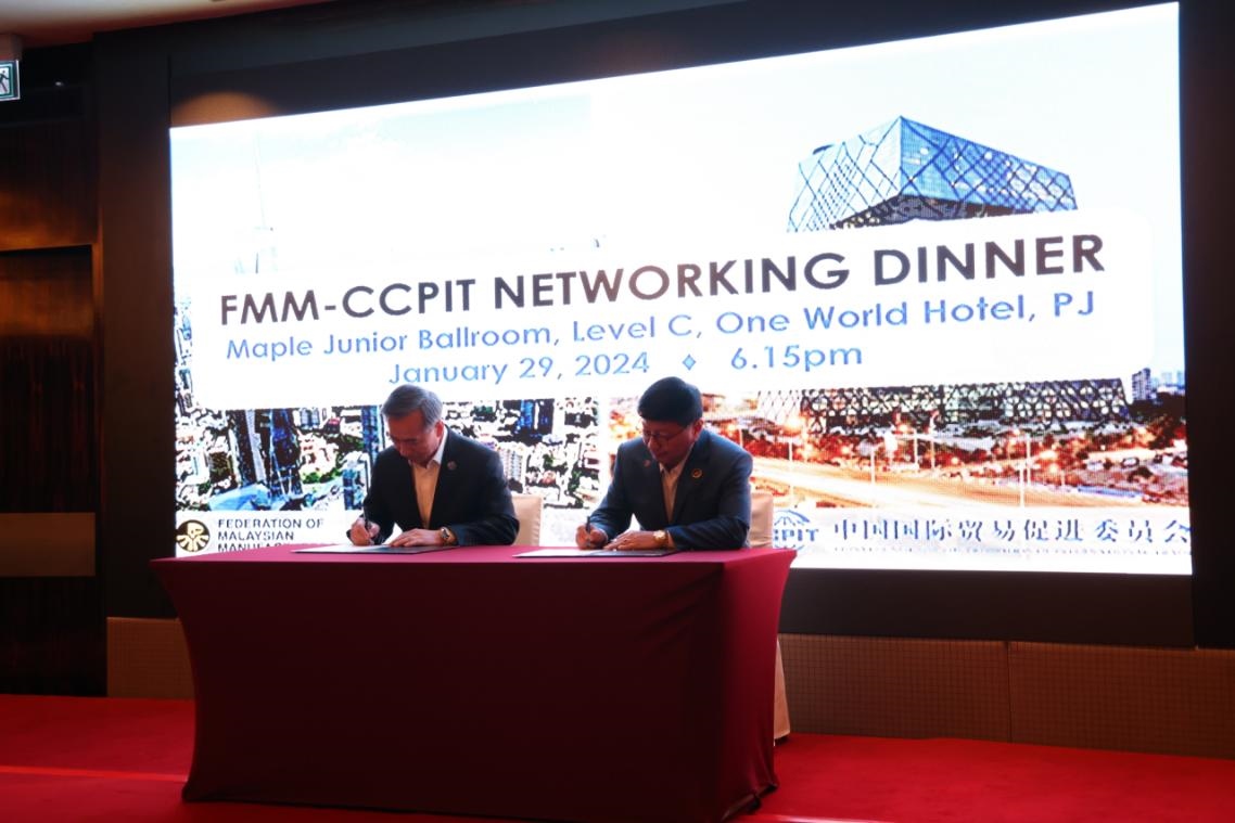 1月29日，中國貿(mào)促會(huì)與馬來西亞制造商聯(lián)合會(huì)簽約儀式在馬來西亞雪蘭莪州舉行。人民網(wǎng)記者 楊一攝