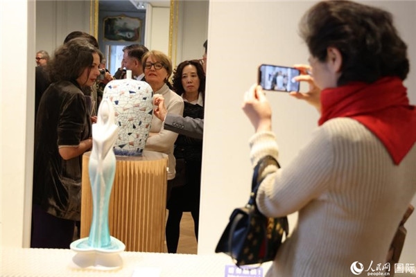 嘉賓和公眾參觀“絲路瓷行”——中國景德鎮(zhèn)陶瓷文化特展。人民網(wǎng)記者 尚凱元攝