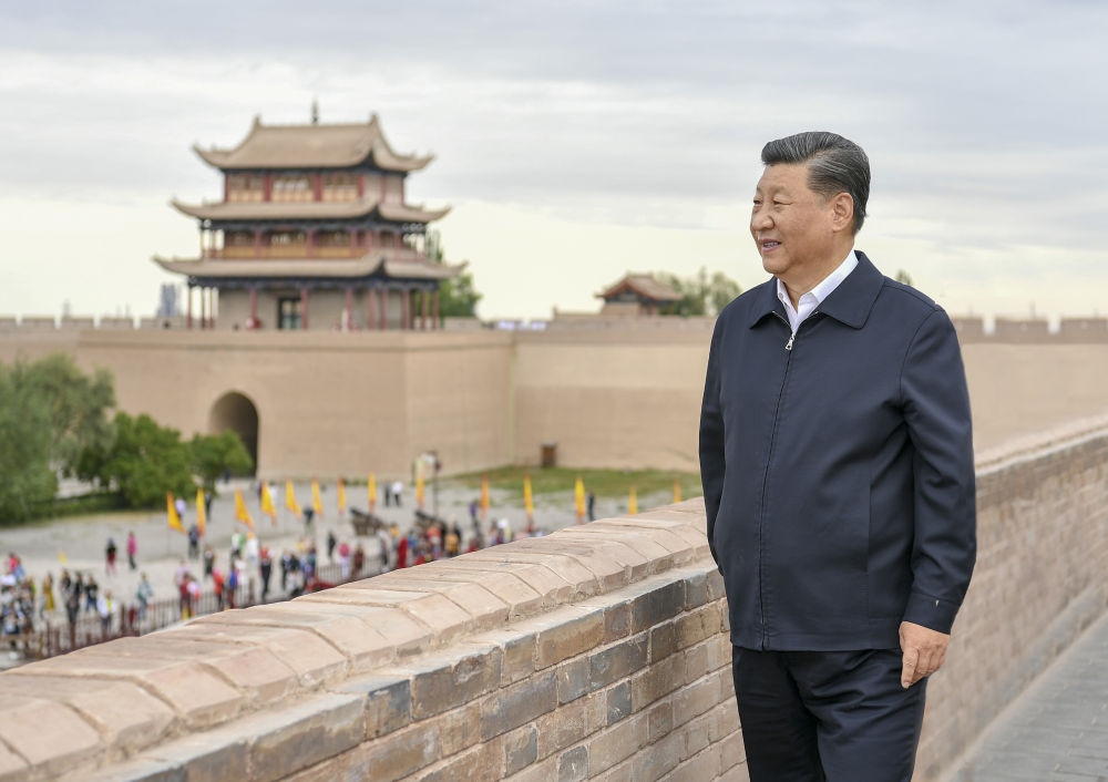 2019年8月20日上午，習(xí)近平來(lái)到嘉峪關(guān)關(guān)城，登上城樓察看關(guān)城整體面貌，聽(tīng)取河西走廊長(zhǎng)城、關(guān)隘歷史文化情況介紹。新華社記者 謝環(huán)馳 攝