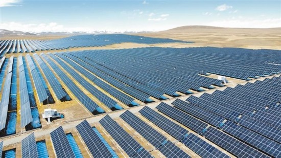 西藏華電色尼區(qū)12萬千瓦光伏發(fā)電項(xiàng)目電力保供項(xiàng)目航拍。趙書彬攝