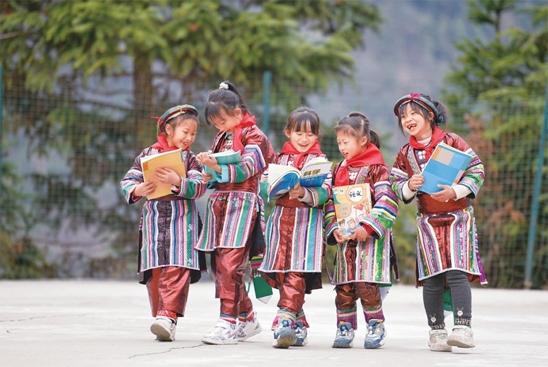 位于貴州省黔東南苗族侗族自治州從江縣大山深處的西山鎮(zhèn)中寨教學(xué)點(diǎn)，是一所全校均為瑤族學(xué)生的“微小學(xué)”。近年來，隨著教學(xué)條件逐漸改善，學(xué)校發(fā)生了翻天覆地的變化。圖為2023年2月16日，領(lǐng)到新書的瑤族學(xué)生在一起交流。 新華社記者 楊文斌/攝
