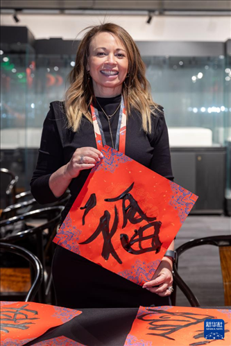 1月28日，在上海豫園舉行的民俗活動上，美國馬斯卡廷初中校長珍妮弗·李·弗里德利展示自己寫下的“?！弊?。 新華社記者 王翔 攝