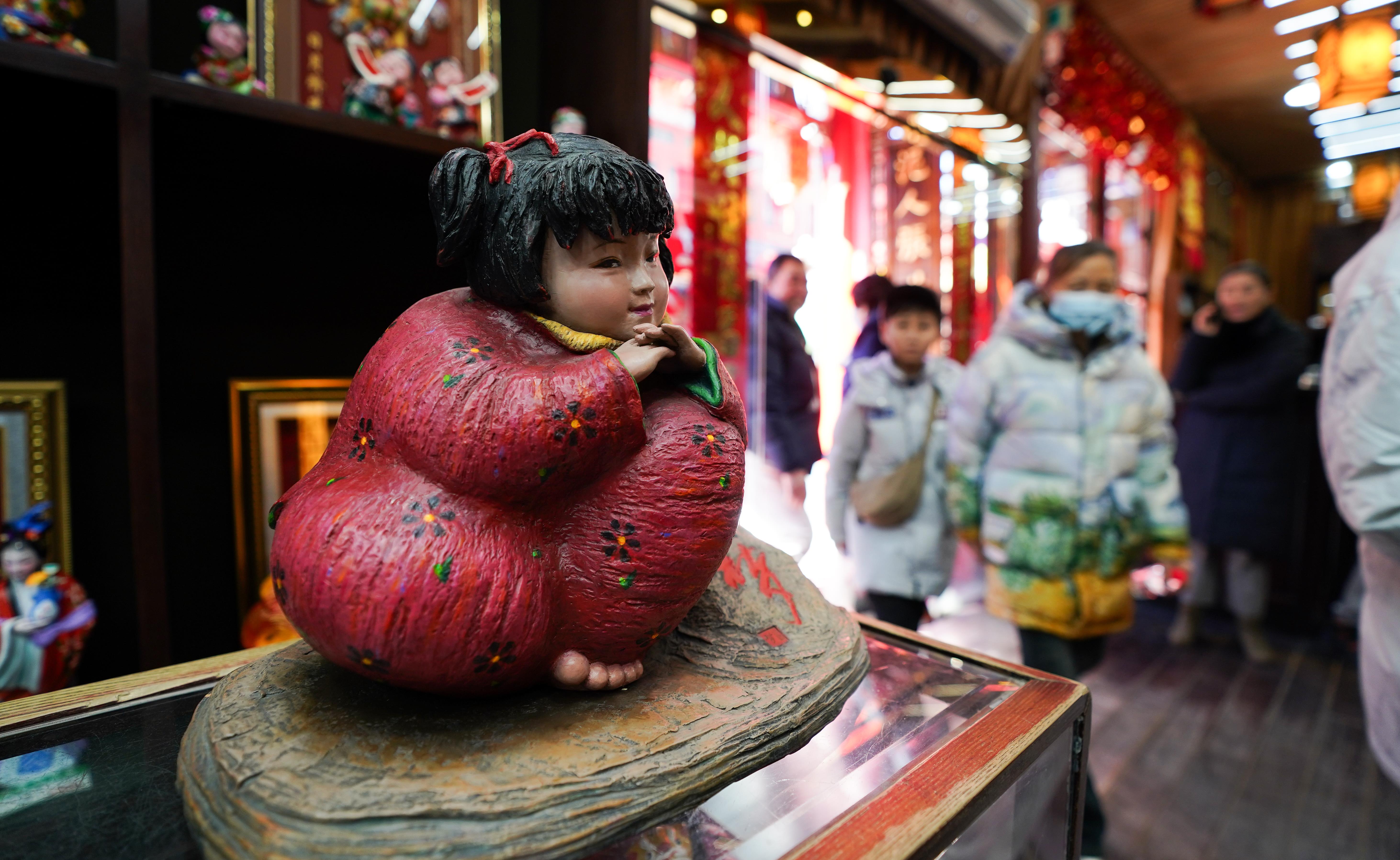 △泥人張彩塑是天津的傳統(tǒng)民間手工藝品，為天津市首批國家級(jí)非物質(zhì)文化遺產(chǎn)。（總臺(tái)國廣記者李晉拍攝）
