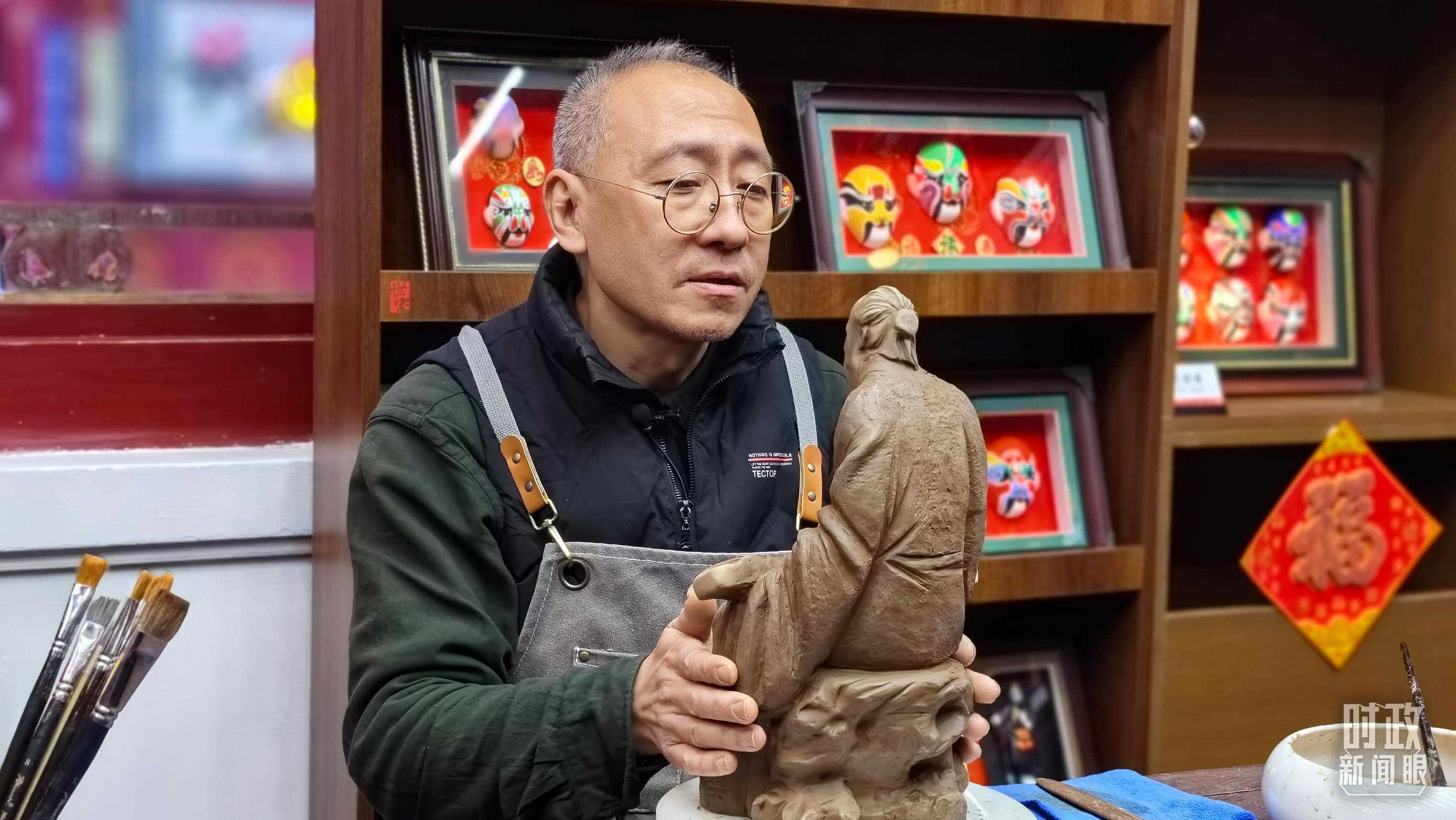 △“泥人張”的匠人正在雕塑。（總臺央視記者潘毅拍攝）