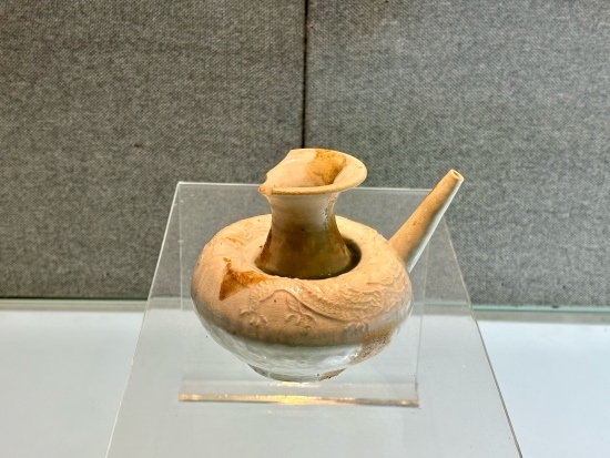 德化縣陶瓷博物館收藏的龍紋軍持。人民網(wǎng)記者 金慧慧攝