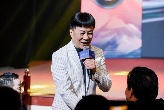 “何以中國(guó)·向海泉州”網(wǎng)絡(luò)主題活動(dòng)現(xiàn)場(chǎng)，陳百潭演出時(shí)與觀眾互動(dòng)。泉州廣播電視臺(tái)供圖