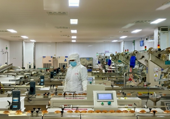 盼盼5G智慧工廠生產(chǎn)線正在進(jìn)行產(chǎn)品質(zhì)檢。人民網(wǎng)記者 金慧慧攝