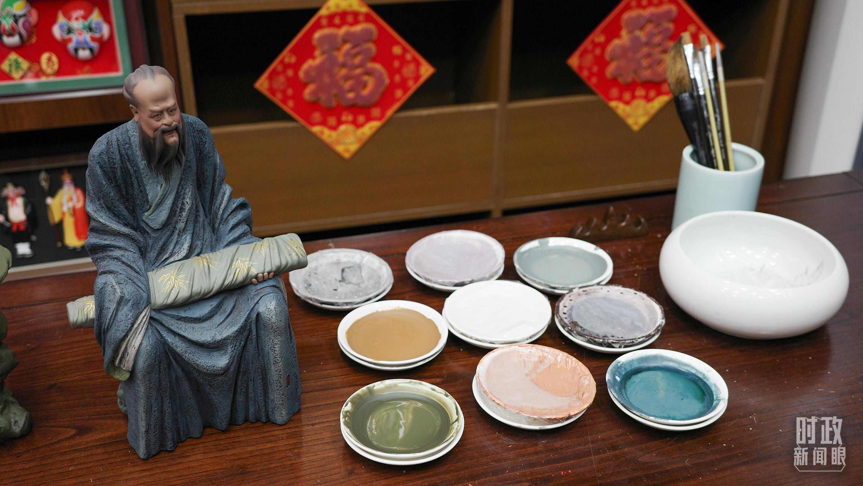 △天津古文化街，泥人張店鋪的上色顏料展示。（總臺央視記者覃思拍攝）