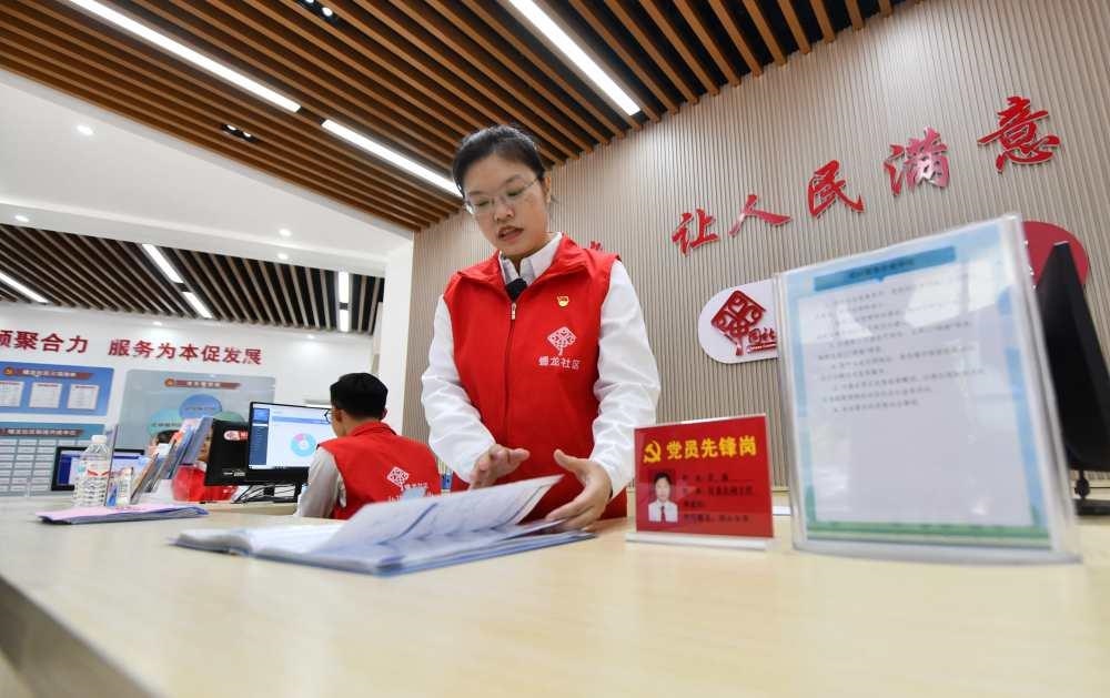 △2023年12月14日，廣西南寧市蟠龍社區(qū)，工作人員在為居民服務(wù)。