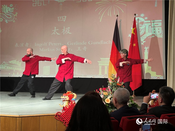 太極，表演者：Ingolf Peters、Gerlinde Gundlach、Markus Stüber