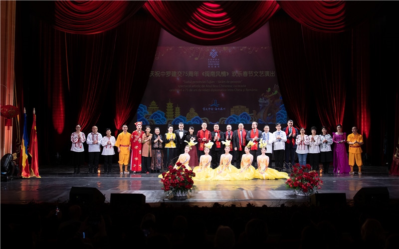 圖為韓大使、羅政府高官與泉州藝術(shù)團(tuán)演員合影。中國駐羅大使館文化處供圖。