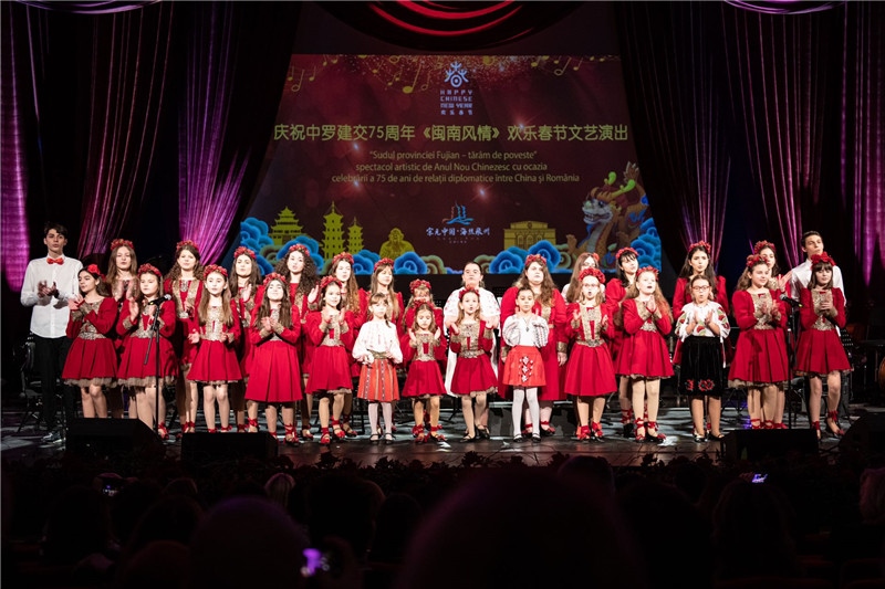 圖為羅小快板兒童合唱團(tuán)在演唱中文歌曲。 中國駐羅大使館文化處供圖。