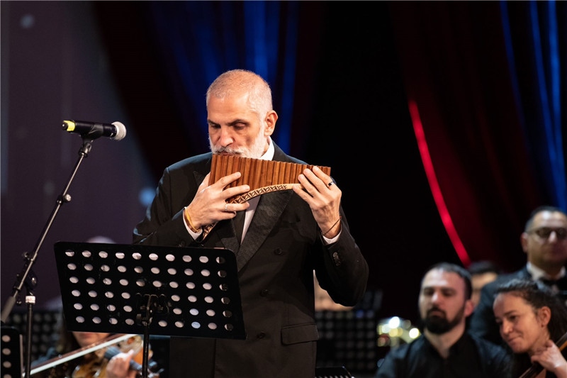 圖為著名排簫大師達(dá)米安·德拉吉奇在領(lǐng)銜演奏中國經(jīng)典曲目。 中國駐羅大使館文化處供圖。