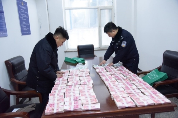 民警清點涉案資金。磐石市公安局供圖
