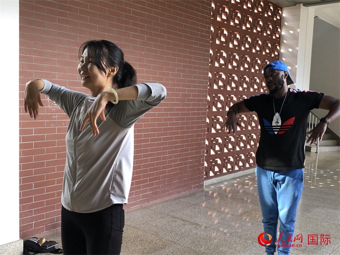 贊比亞小伙子在跟著中國老師學跳民族舞蹈 黃培昭攝