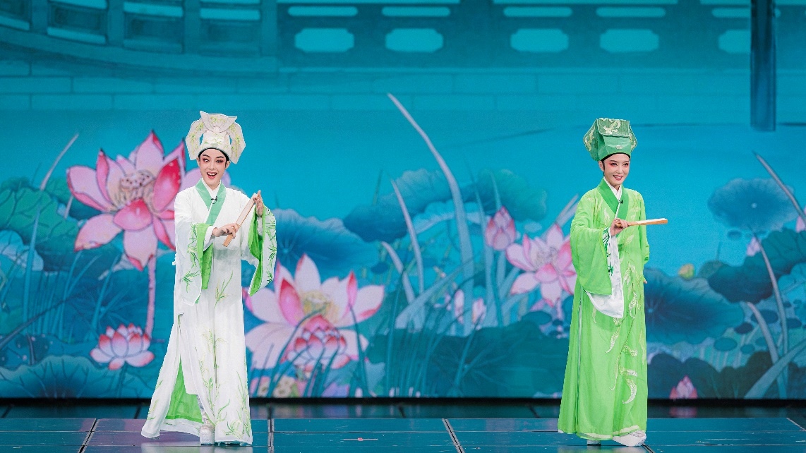 青年越劇演員陳麗君、李云霄彩排現(xiàn)場。主辦方供圖