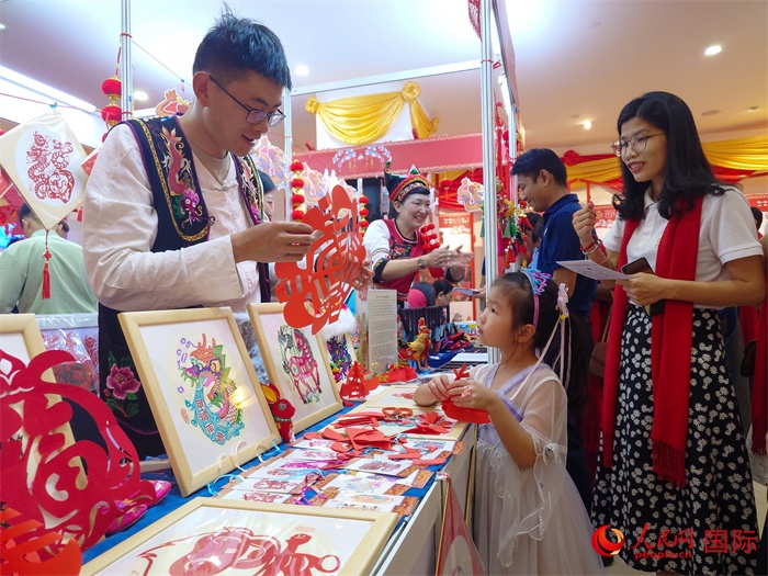 活動(dòng)現(xiàn)場(chǎng)的剪紙展示。人民網(wǎng)記者 謝佳君攝