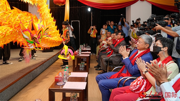 嘉賓觀看傳統(tǒng)舞龍表演。人民網(wǎng)記者 謝佳君攝
