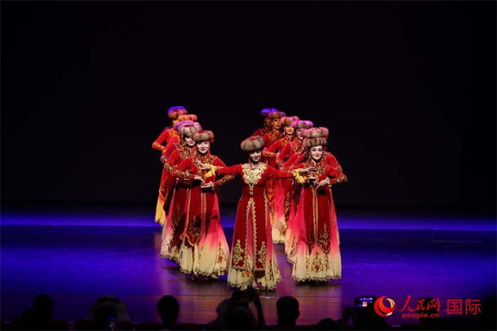 2日在阿聯(lián)酋迪拜舉行的大型音舞詩(shī)畫(huà)《新疆是個(gè)好地方》文藝演出。人民網(wǎng)記者任皓宇攝