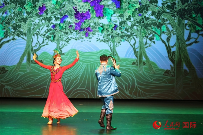 2日在阿聯(lián)酋迪拜舉行的大型音舞詩(shī)畫(huà)《新疆是個(gè)好地方》文藝演出。人民網(wǎng)記者 任皓宇攝