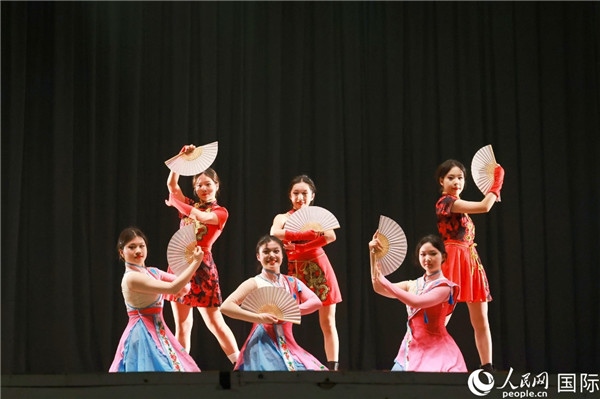 燈光秀匯演現(xiàn)場(chǎng)節(jié)目精彩紛呈。人民網(wǎng)記者 陳海琪攝