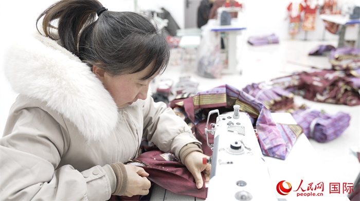 1月24日，在山東省菏澤市曹縣大集鎮(zhèn)云牧服飾有限公司，高燕正在縫制馬面裙。 人民網(wǎng)記者 袁蒙攝