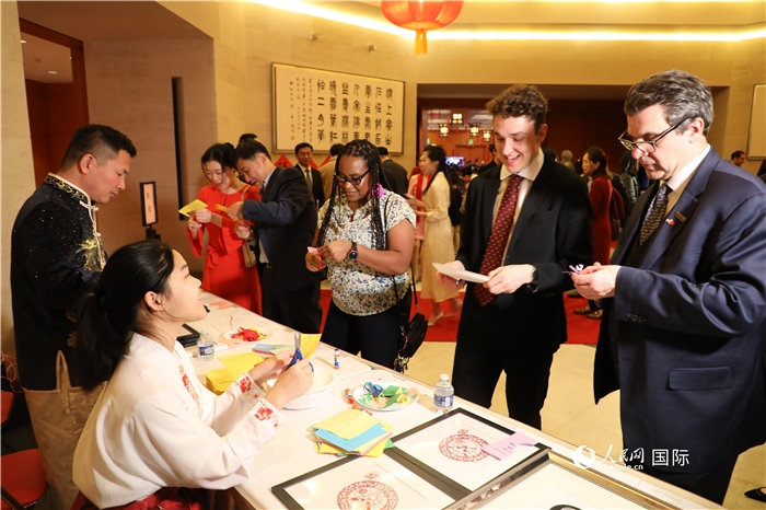 圖為美國民眾體驗中國春節(jié)民俗。人民網(wǎng)記者 李志偉攝