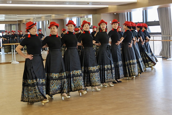 廈門思明區(qū)老年大學(xué)老年模特班正在上課。